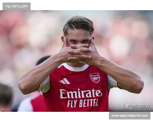 点球命中后,哲凯赖什指向客场球迷看台,阿森纳替补席沸腾